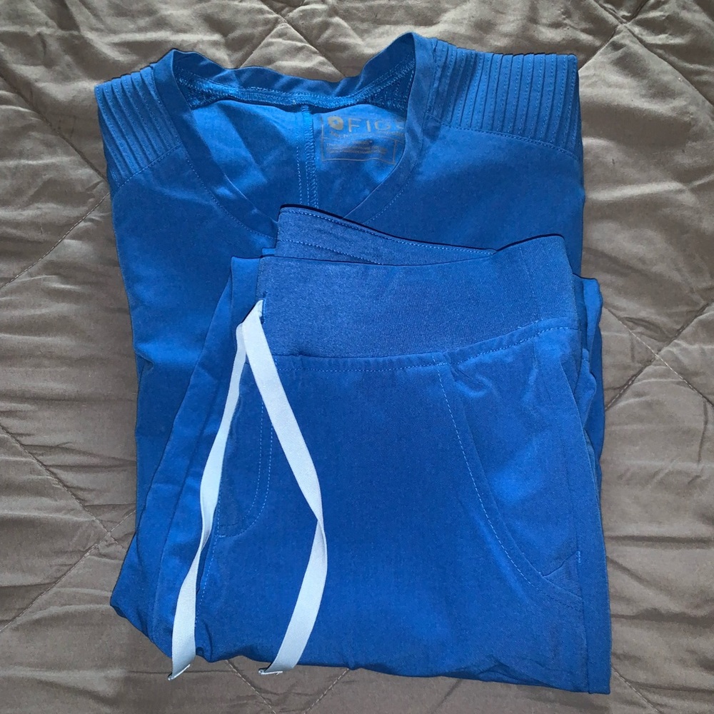 Women’s figs jogger set, size S
